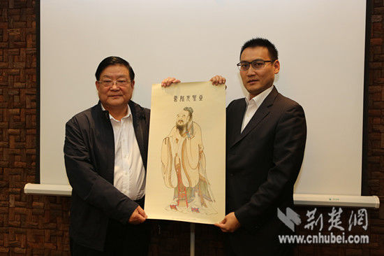孔垂长一行向湖北省国学研究会赠送了一幅孔子画像并合影留念