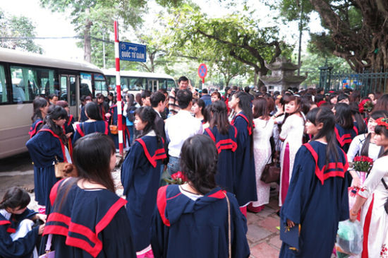 【记者手记】越南河内大学生毕业季：相聚在文庙[1]-中国日报网