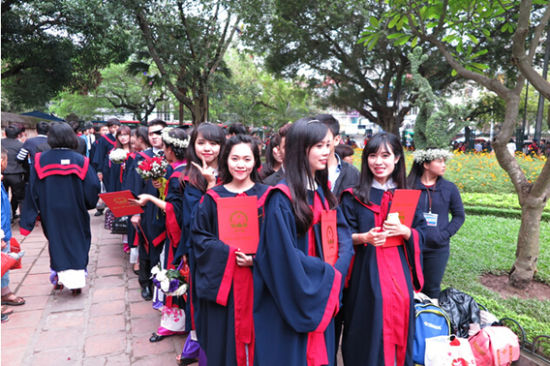 【记者手记】越南河内大学生毕业季：相聚在文庙[1]-中国日报网
