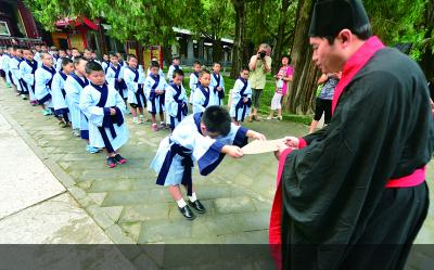 小学生穿汉服孔庙行拜师礼为老师送祝福(图)