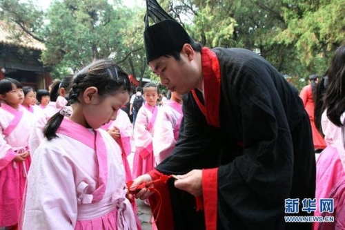 小学生穿汉服孔庙行拜师礼为老师送祝福(图)