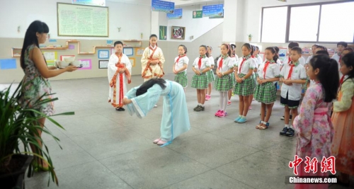 小学生穿汉服孔庙行拜师礼为老师送祝福(图)