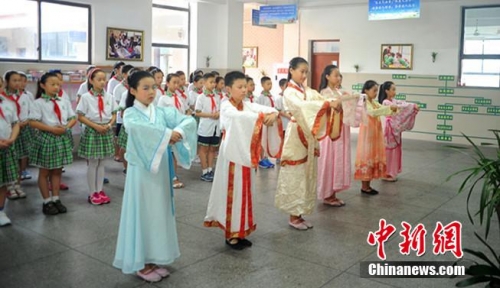 小学生穿汉服孔庙行拜师礼为老师送祝福(图)