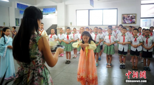 小学生穿汉服孔庙行拜师礼为老师送祝福(图)