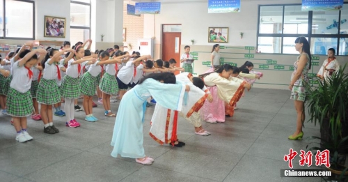 小学生穿汉服孔庙行拜师礼为老师送祝福(图)