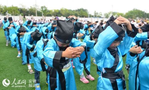 小学生穿汉服孔庙行拜师礼为老师送祝福(图)