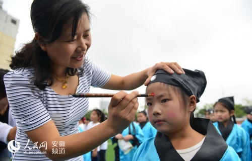 小学生穿汉服孔庙行拜师礼为老师送祝福(图)