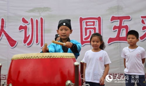 小学生穿汉服孔庙行拜师礼为老师送祝福(图)