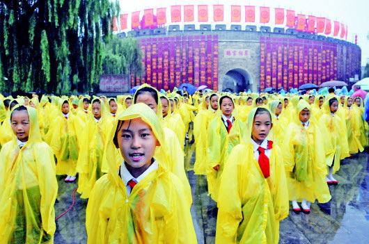 28日,孔庙万仞宫墙前,包括400多名小学生在内的2565名市民诵读论语。　本报记者　张晓科　摄