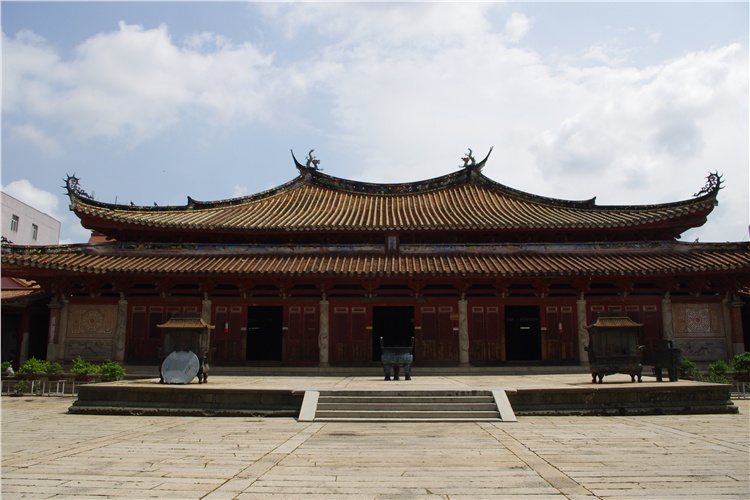 是一高起一米的台式石建筑,为古代文武官员绅士祭孔时跪拜歌舞之地