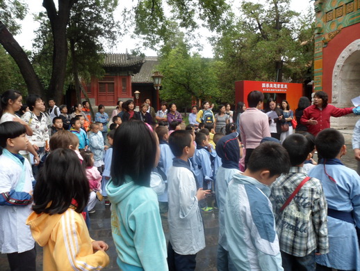 小学生国子监辟雍大殿拜孔子